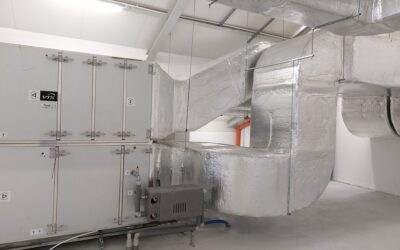 Komplexe Ausführung von HVAC-Installationen und Sanitärsystemen in einem modernen Industriegebäude