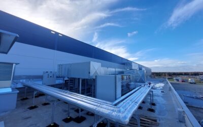 Komplexe Ausführung von HVAC-Installationen und Sanitärsystemen in einem modernen Industriegebäude